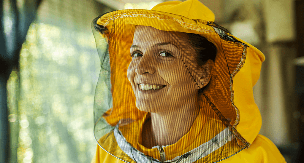 mestieri femminili, apicoltrice